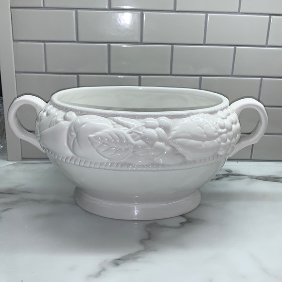 Beautiful Belize embossed bowl - Picture 1 of 7